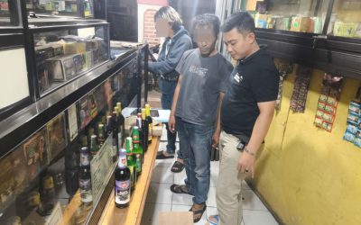 Operasi Cipta Kondisi di Tarogong Kaler, Polisi Amankan 30 Botol Miras dari Seorang Penjual