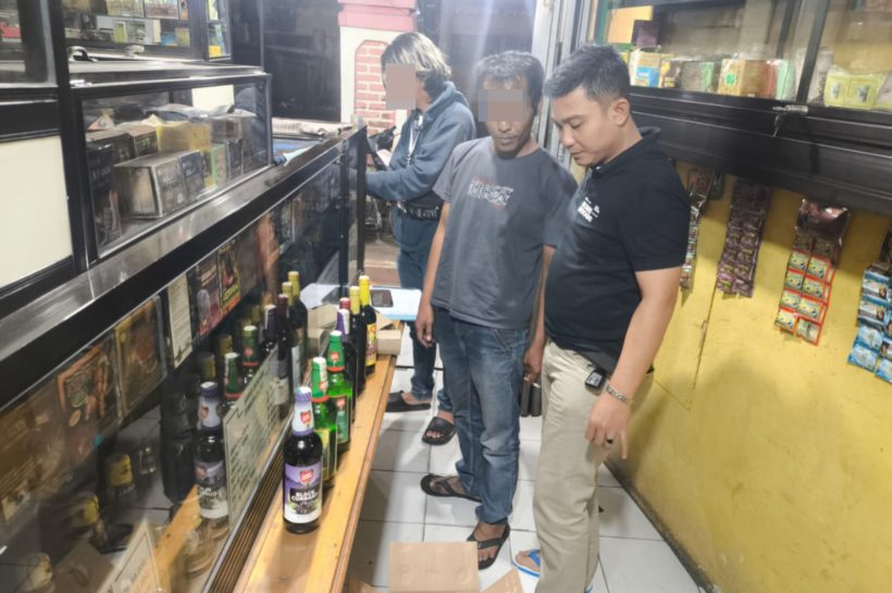 Operasi Cipta Kondisi di Tarogong Kaler, Polisi Amankan 30 Botol Miras dari Seorang Penjual