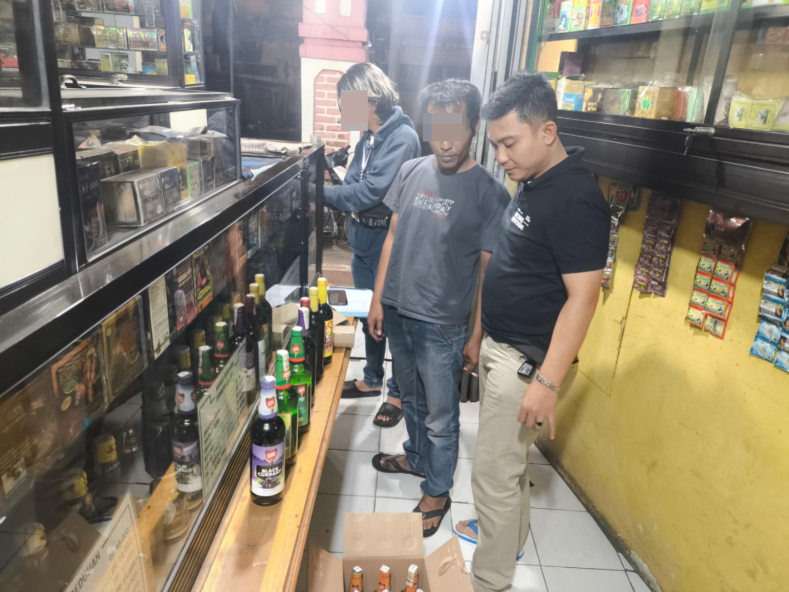 Operasi Cipta Kondisi di Tarogong Kaler, Polisi Amankan 30 Botol Miras dari Seorang Penjual