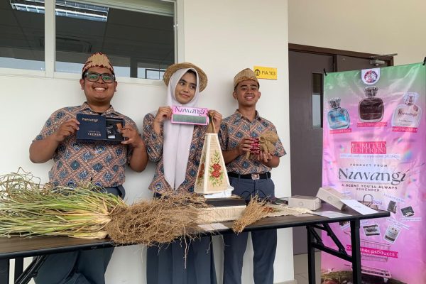 Tiga Siswa SMAN 1 Garut Harumkan Nama Daerah lewat Inovasi Akar Wangi di Kompetisi UI