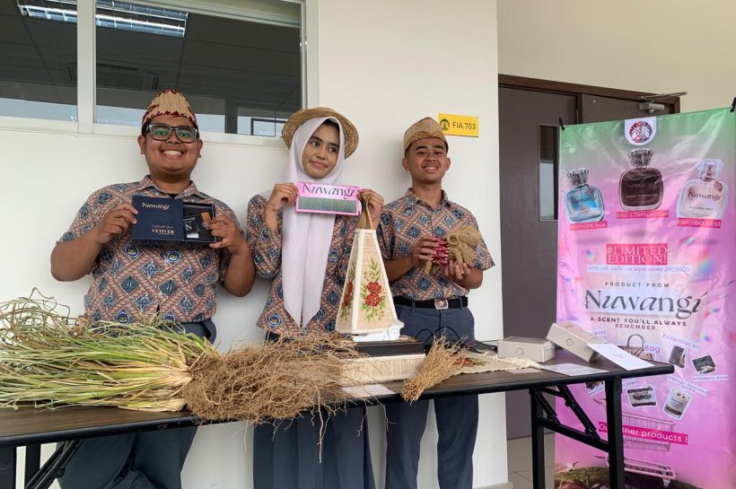 Tiga Siswa SMAN 1 Garut Harumkan Nama Daerah lewat Inovasi Akar Wangi di Kompetisi UI
