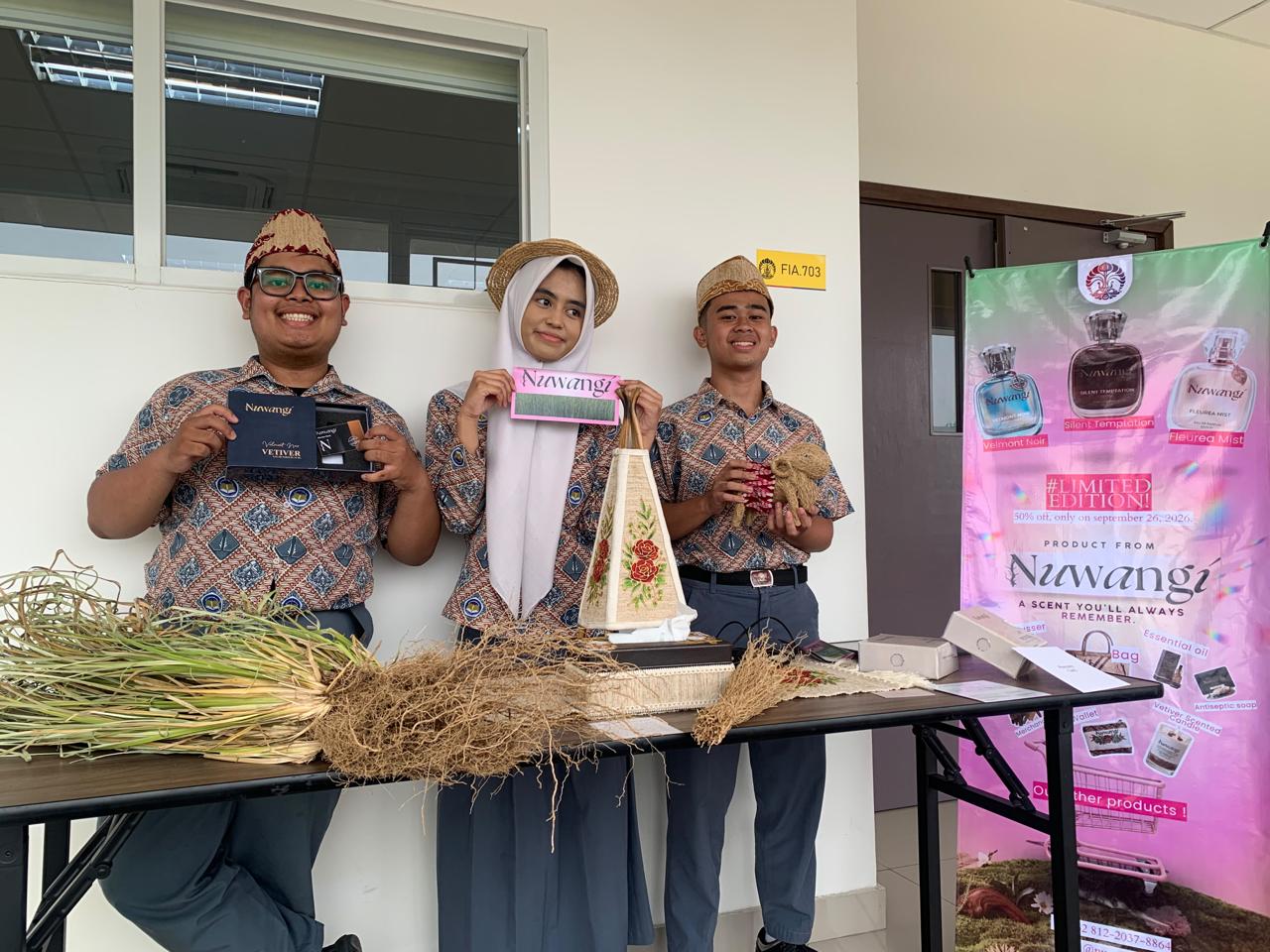 Tiga Siswa SMAN 1 Garut Harumkan Nama Daerah lewat Inovasi Akar Wangi di Kompetisi UI