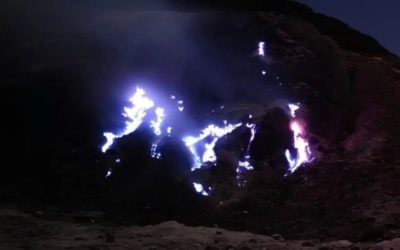 Fenomena Blue Fire di Gunung Papandayan Masih Dikaji, Akses Wisatawan Dibatasi