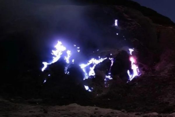Fenomena Blue Fire di Gunung Papandayan Masih Dikaji, Akses Wisatawan Dibatasi