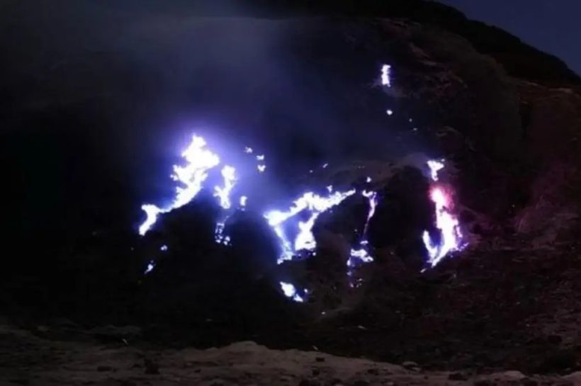 Fenomena Blue Fire di Gunung Papandayan Masih Dikaji, Akses Wisatawan Dibatasi