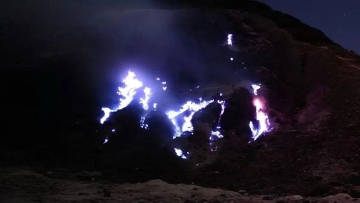 Fenomena Blue Fire di Gunung Papandayan Masih Dikaji, Akses Wisatawan Dibatasi